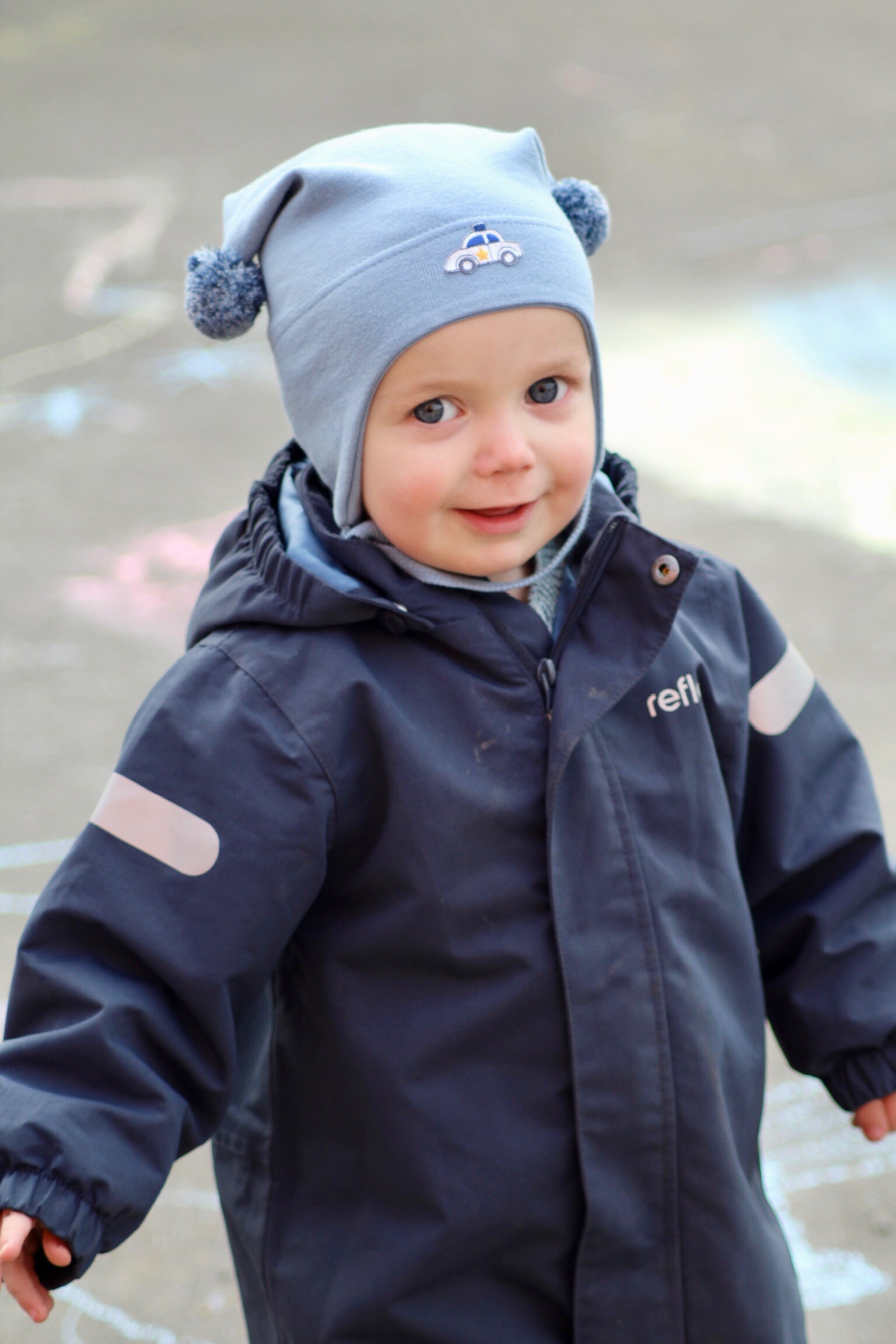 Kivat Knytelue Med Politibil