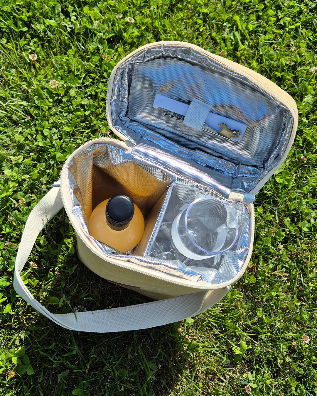 Kjølebag med flaskeåpner og glass